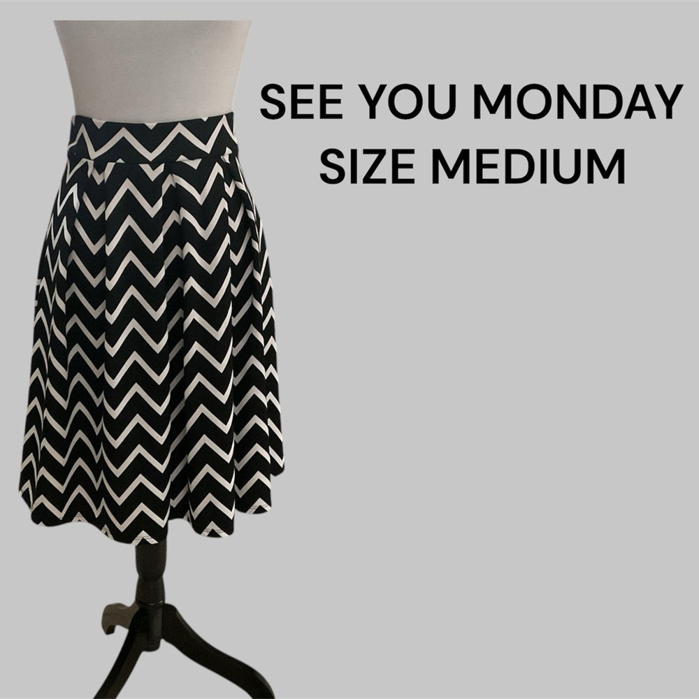 SEE YOU MONDAY SIZE MEDIUM BLACK & WHITE ZIG ZAG STRIPED SKIRT SIZE MEDIUM